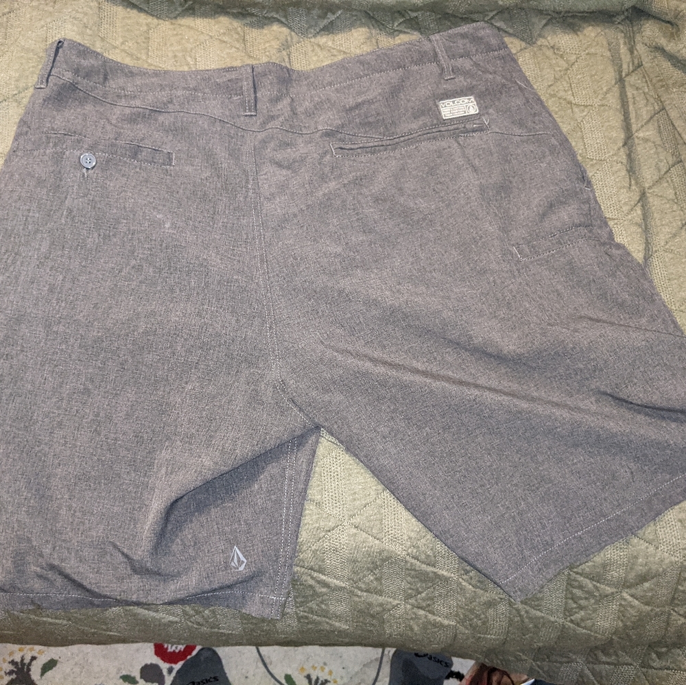 Volcom shorts - Picture 2 of 4